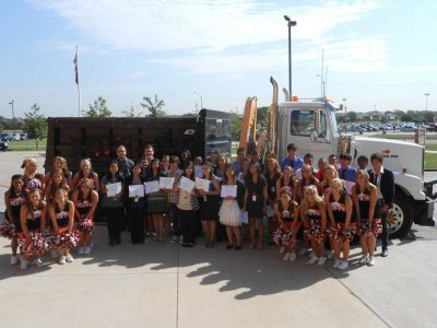 AP students pose with cheerleaders by NTE project vehicle